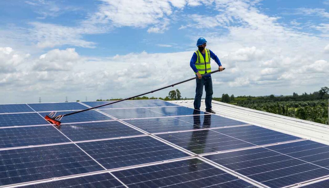 Pulire i pannelli solari e fotovoltaici esposti alle intemperie è fondamentale, almeno finché non diventeranno auto-pulenti.