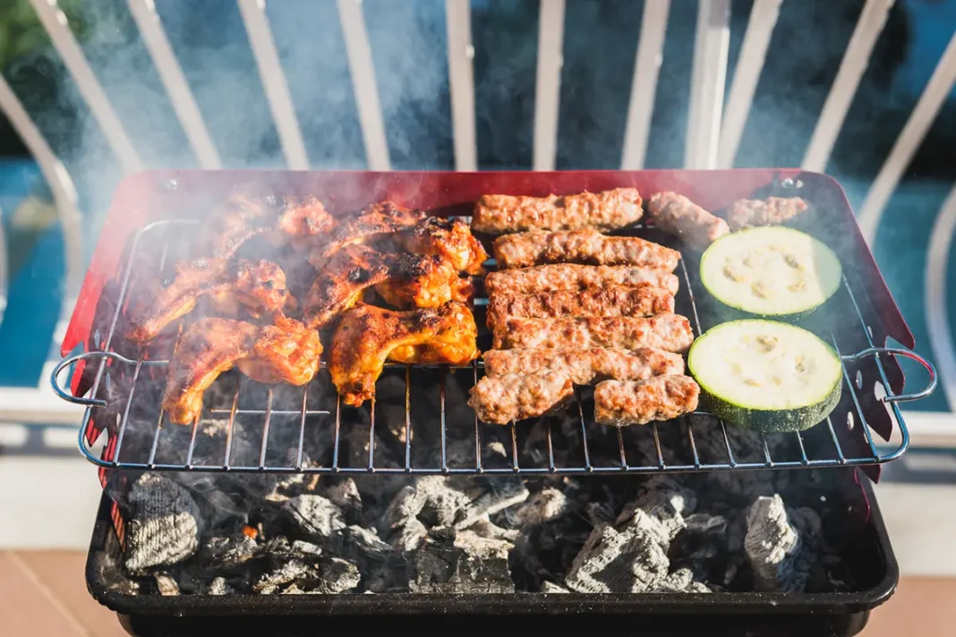 Prima di fare un barbecue sul balcone del tuo condominio consulta cosa dice la legge e gli accorgimenti per evitare brutte sorprese.