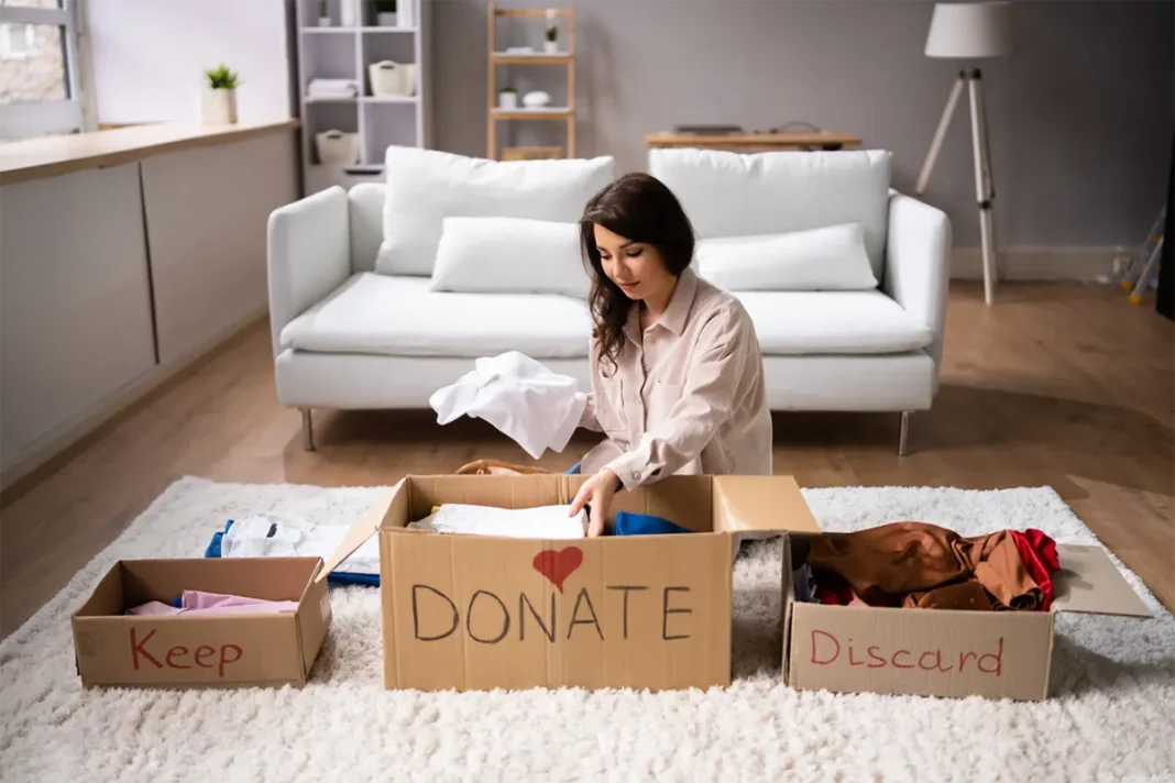 Fare decluttering in casa può sembrare un’attività insormontabile, ma con i giusti accorgimenti e il giusto atteggiamento non è impossibile.